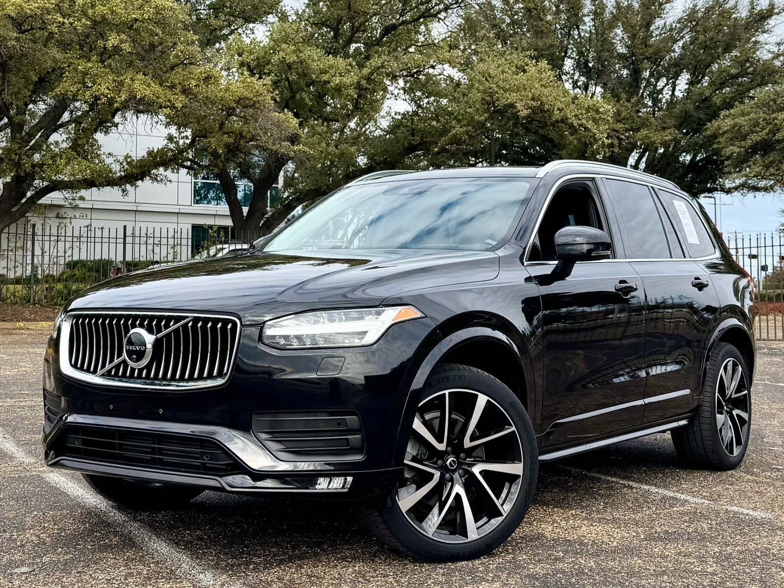 2020 Volvo XC90 Momentum's photo