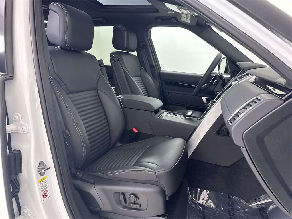 2025 Land Rover Discovery S photo 20
