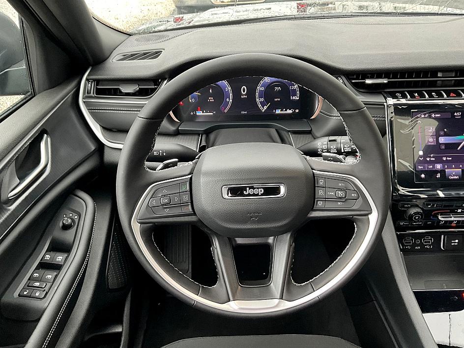 2025 Jeep Grand Cherokee Laredo photo 28