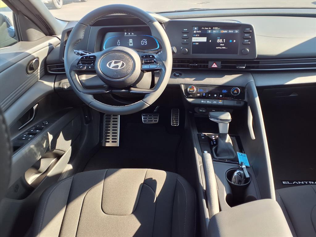 2025 Hyundai Elantra SEL Sport photo 3