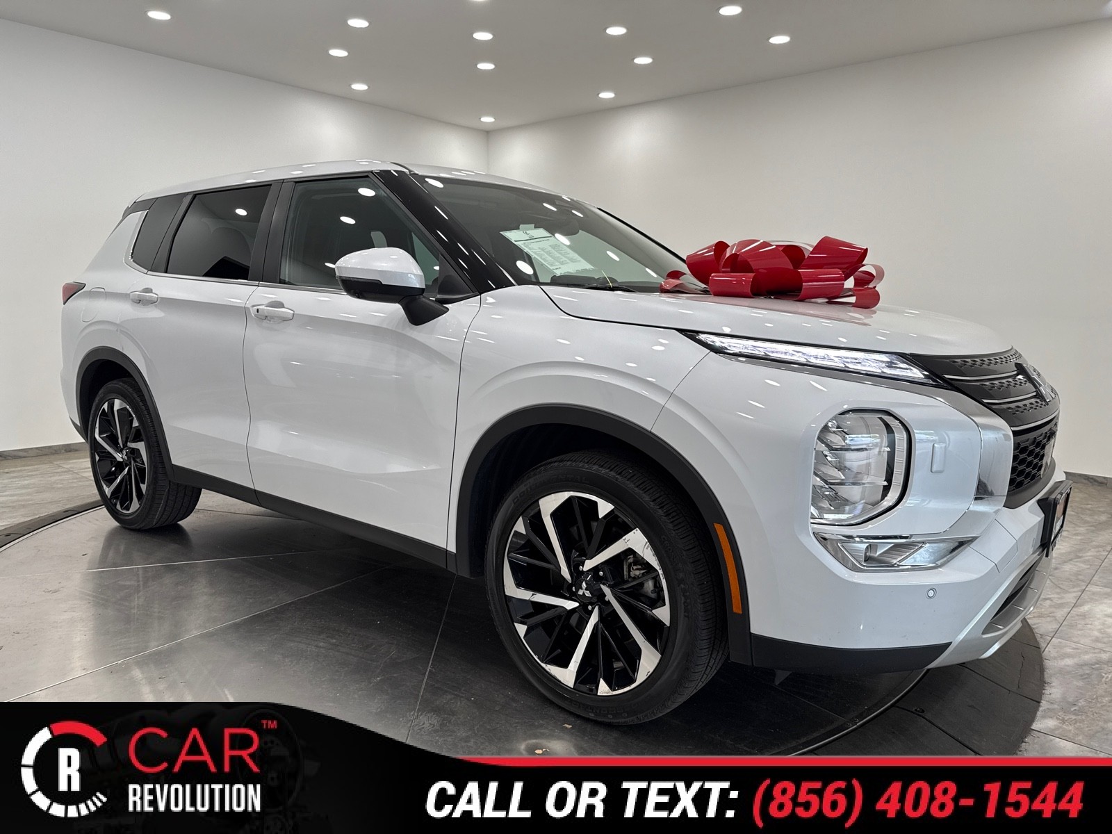 2023 Mitsubishi Outlander SE's photo