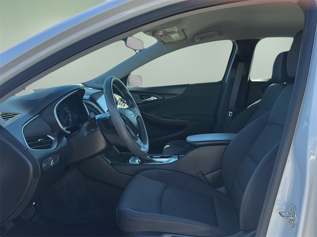 2022 Chevrolet Malibu LS photo 2