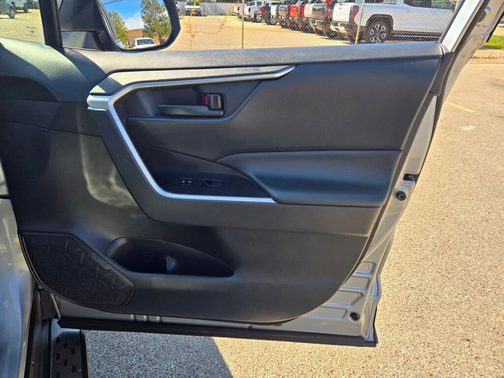 2022 Toyota RAV4 LE photo 3