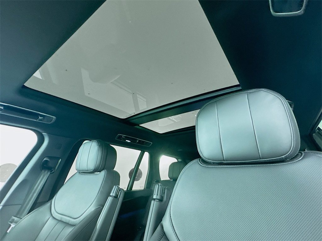 2025 Land Rover Range Rover SE photo 16