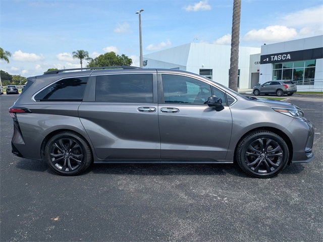 2022 Toyota Sienna XSE photo 2