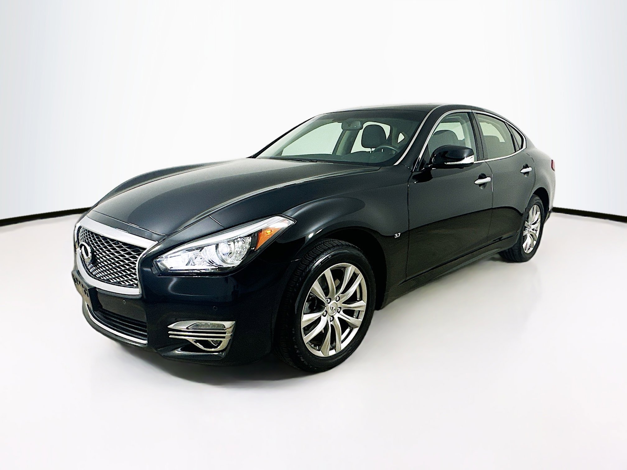 2017 Infiniti Q70 photo 3
