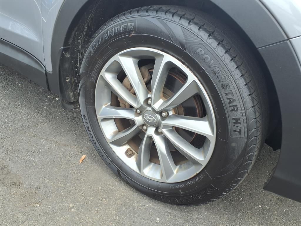 2018 Hyundai Santa Fe SE photo 3