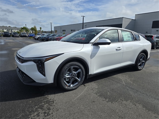 2025 Kia K4 LXS photo 2