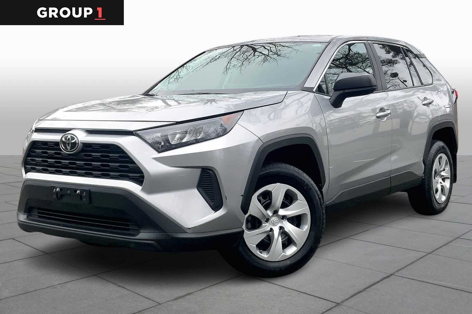 2022 Toyota RAV4 LE's photo