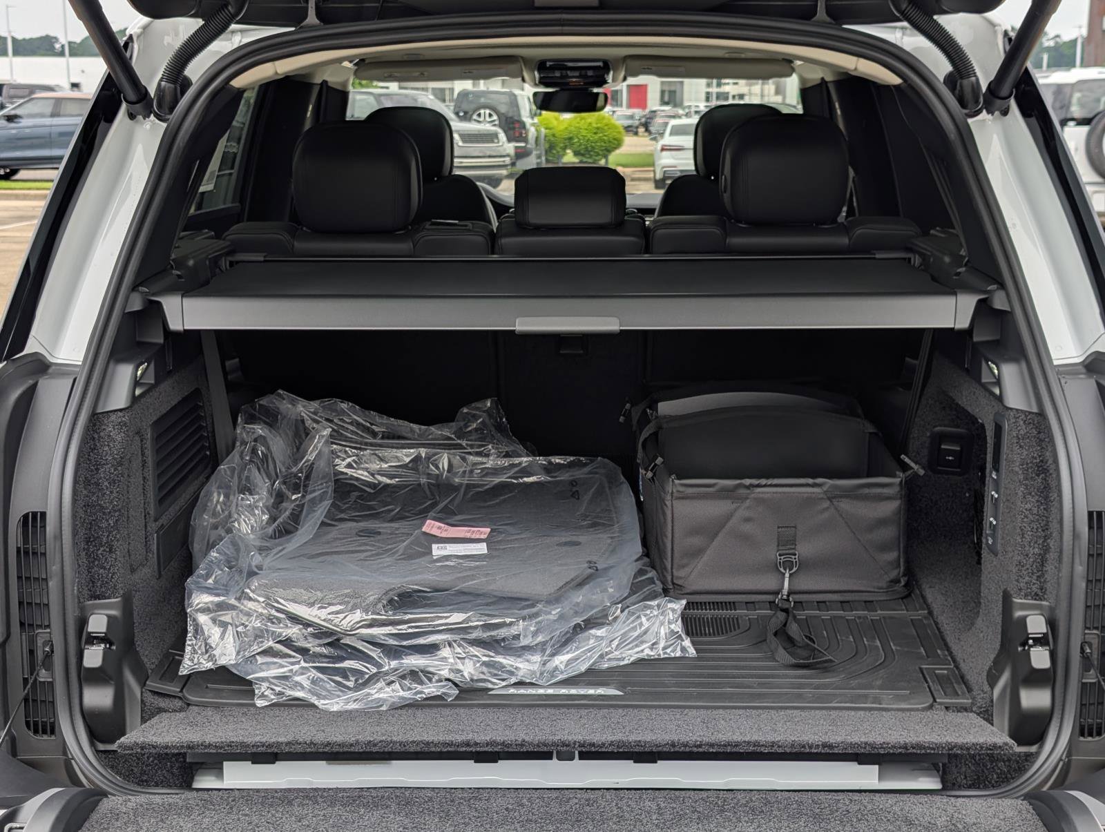 2025 Land Rover Range Rover SE photo 6