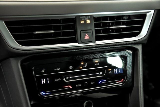 2025 Volkswagen Taos SE photo 16