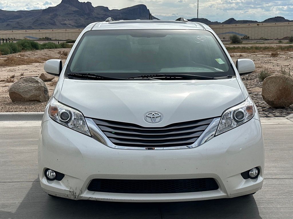 2017 Toyota Sienna XLE photo 3