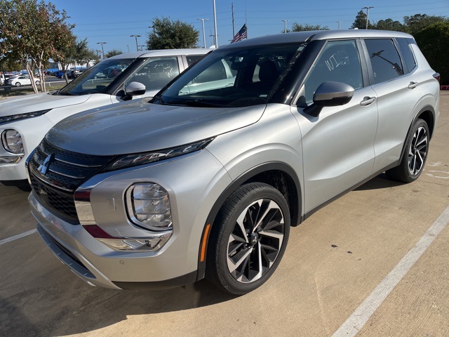 2024 Mitsubishi Outlander SE photo 3