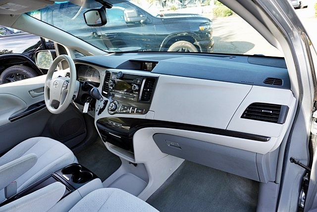 Used 2014 Silver Toyota LE image 9