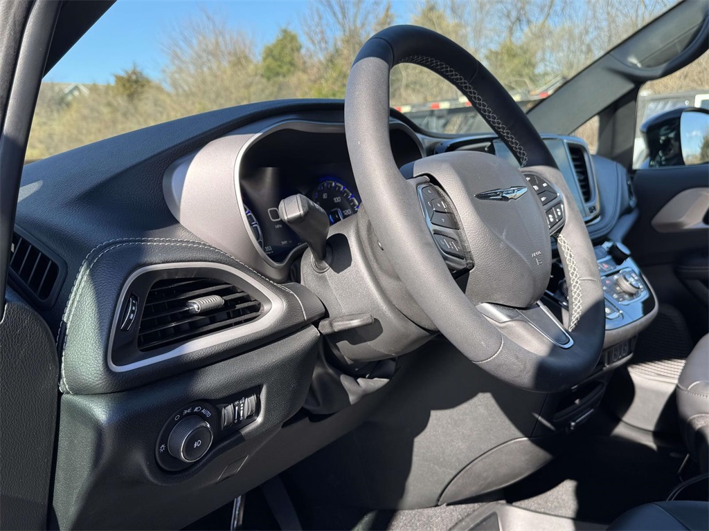 2025 Chrysler Pacifica photo 2