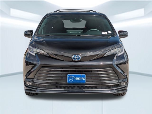 2025 Toyota Sienna Woodland Edition photo 8
