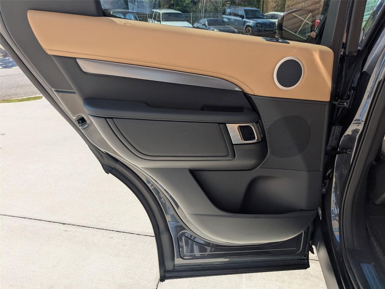 2025 Land Rover Discovery Metropolitan Edition photo 24