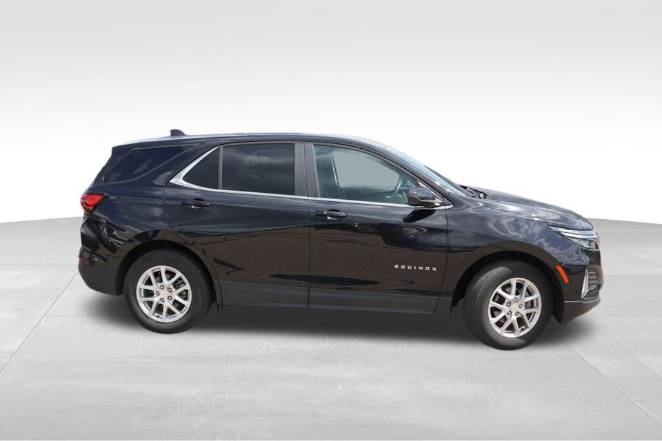 2024 Chevrolet Equinox LT photo 2