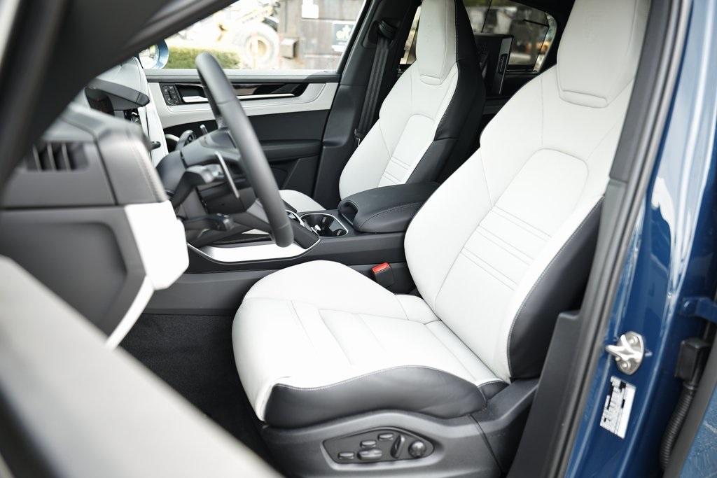 2025 Porsche Cayenne photo 5