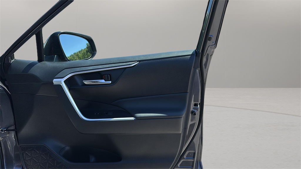 2024 Toyota RAV4 XLE photo 23