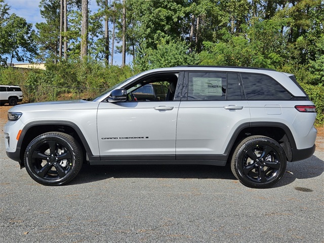 2025 Jeep Grand Cherokee Limited photo 2