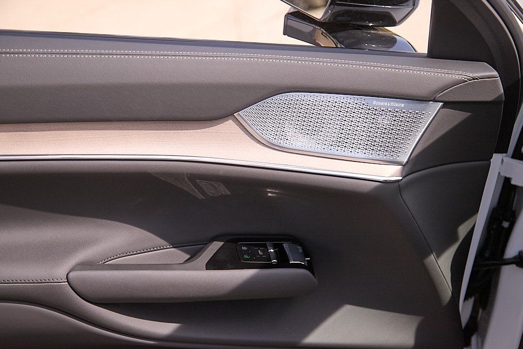 2025 VOLVO EX90 - Image 10