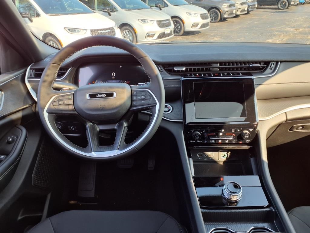 2025 Jeep Grand Cherokee Laredo Altitude photo 13