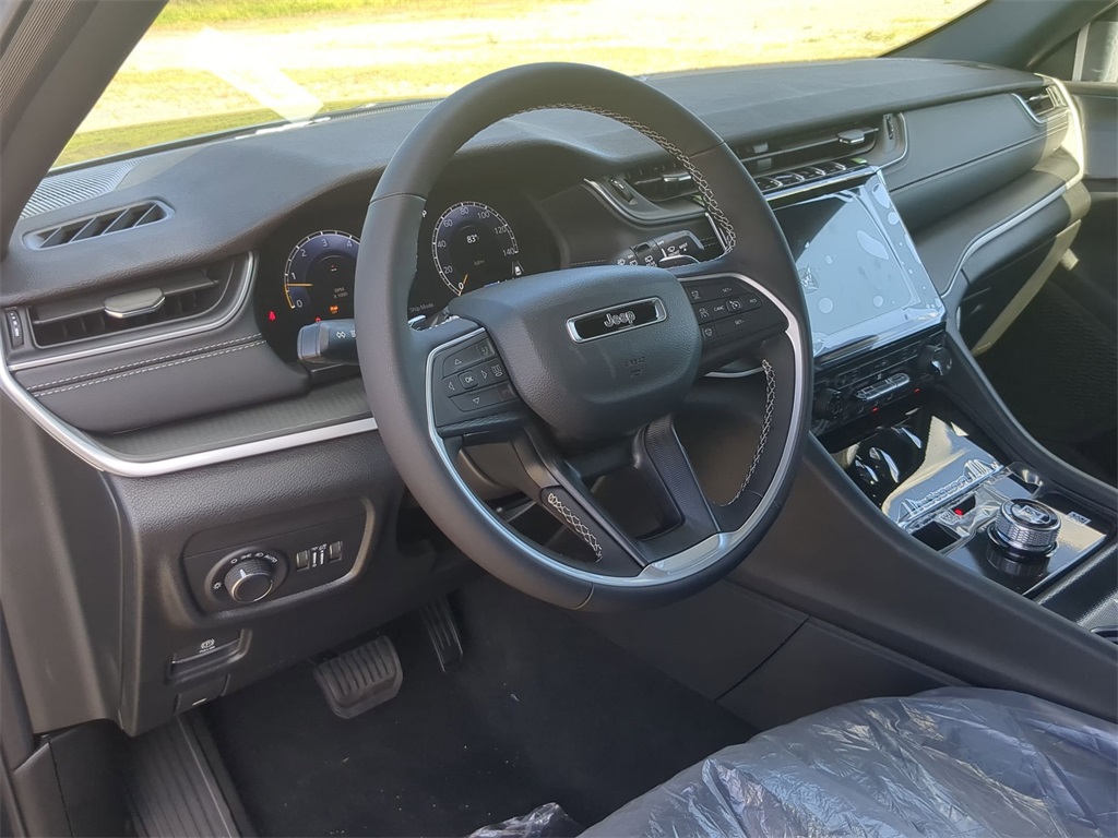 2025 Jeep Grand Cherokee Laredo Altitude photo 3