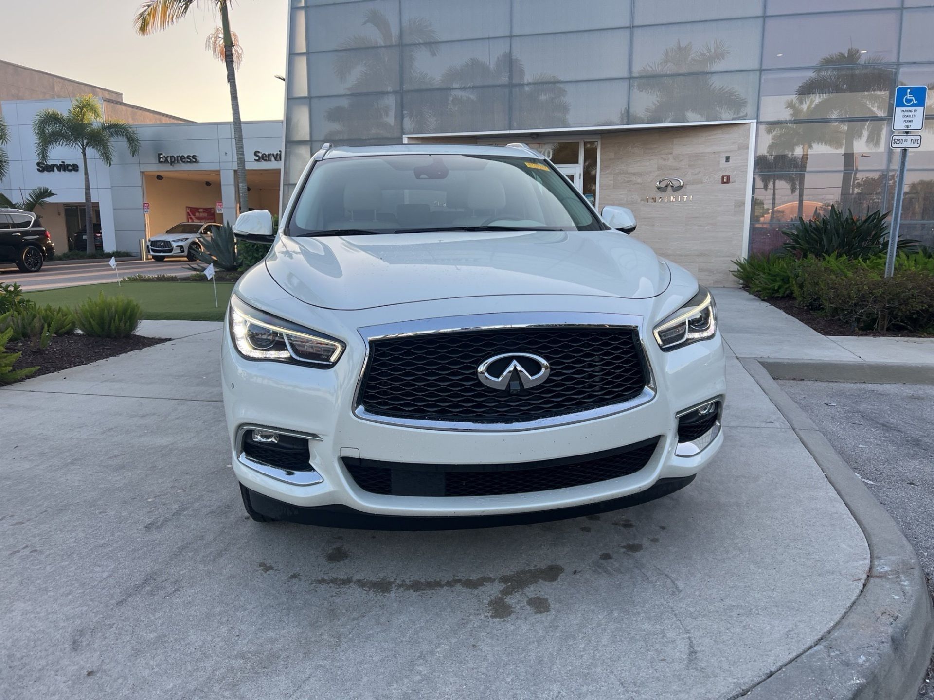 2020 Infiniti QX60 Luxe photo 2