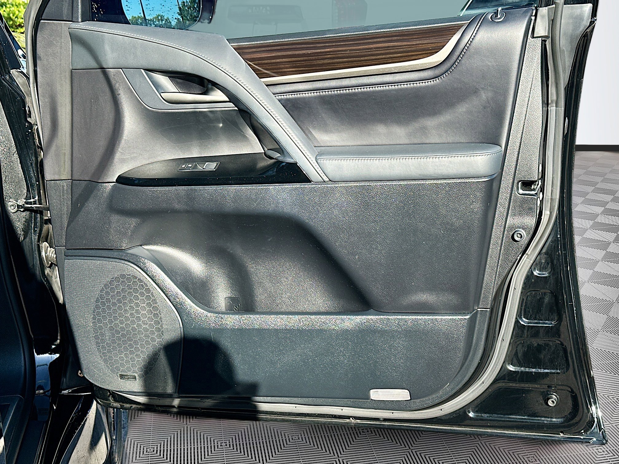 2020 Lexus LX 570 photo 37