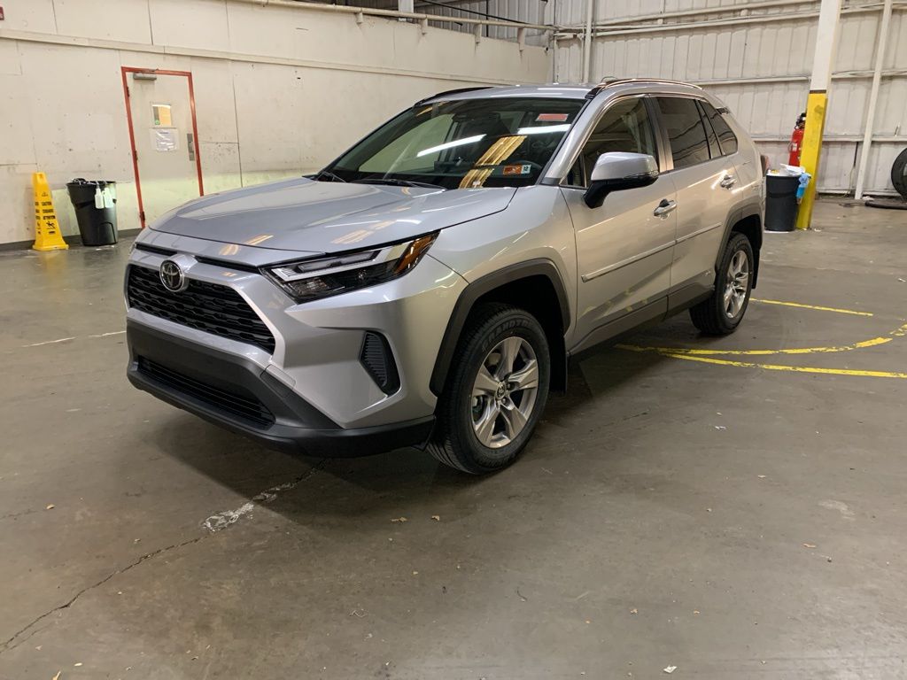 2025 Toyota RAV4 XLE's photo