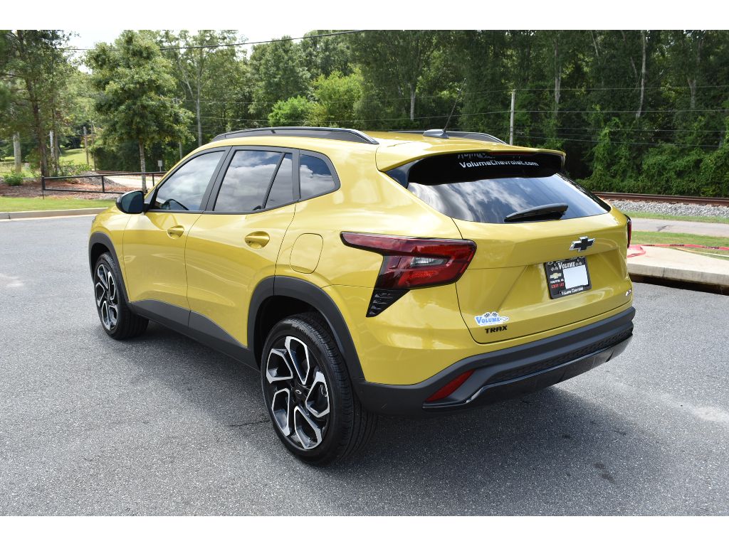 2025 Chevrolet Trax photo 2