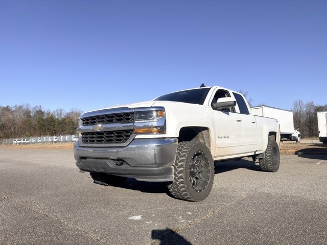 2018 Chevrolet Silverado LT photo 2