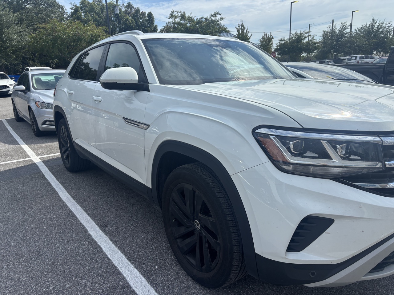 2023 Volkswagen Atlas Cross Sport V6 SE Technology photo 2