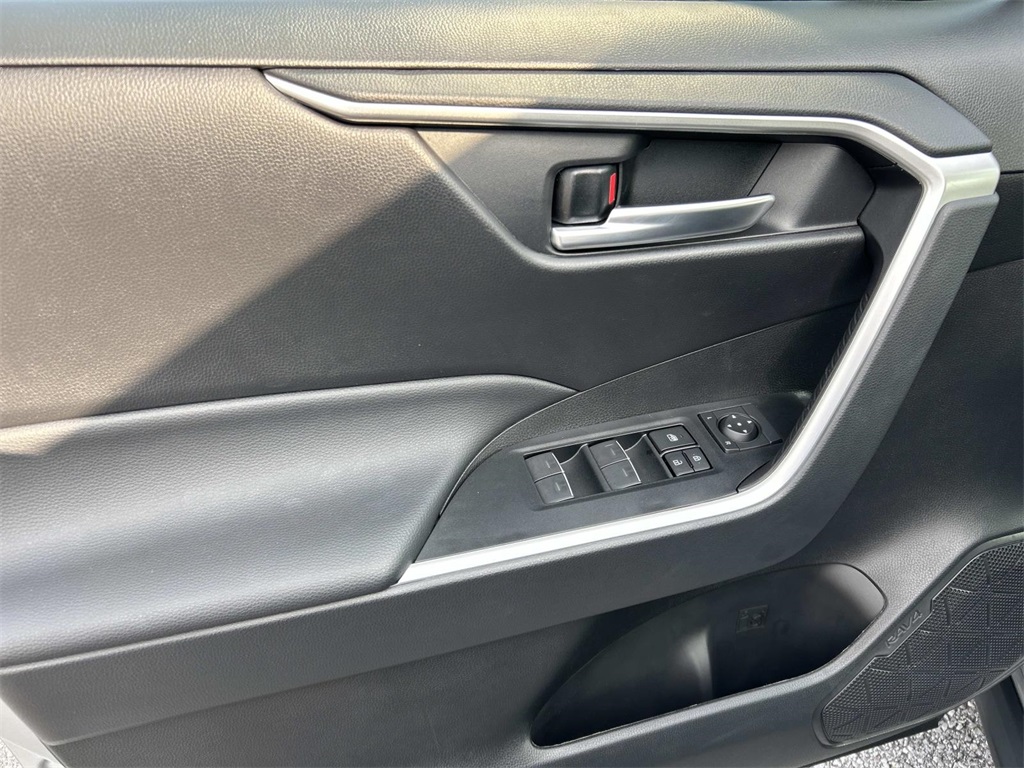 2024 Toyota RAV4 XLE photo 24
