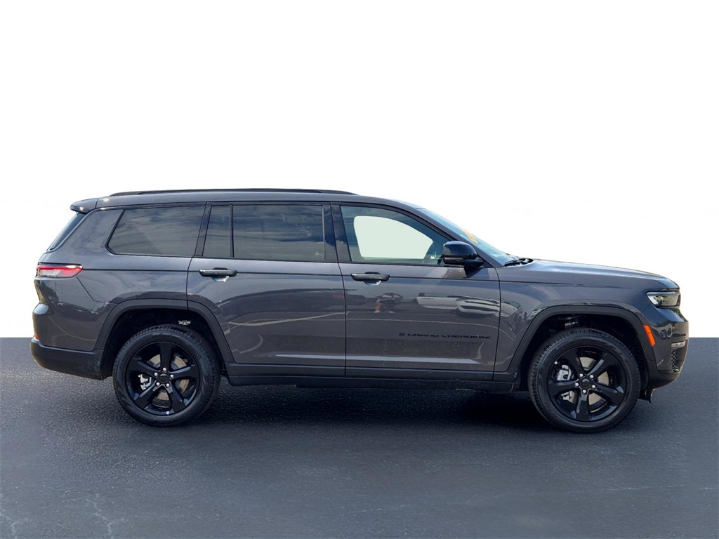 2025 Jeep Grand Cherokee Limited photo 3