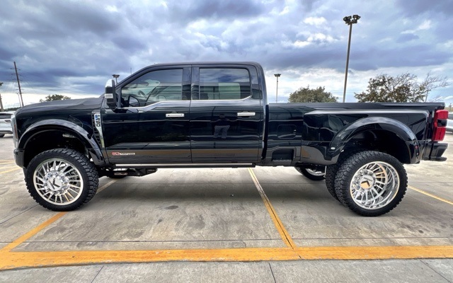 2025 Ford F-450 Platinum photo 4