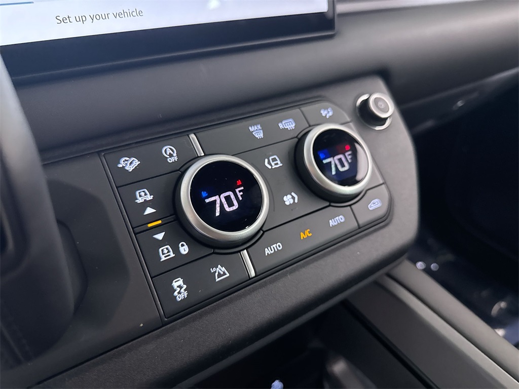 2025 Land Rover Defender 90 X-Dynamic SE photo 16