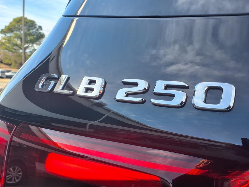 2025 Mercedes Benz GLB 250 photo 4