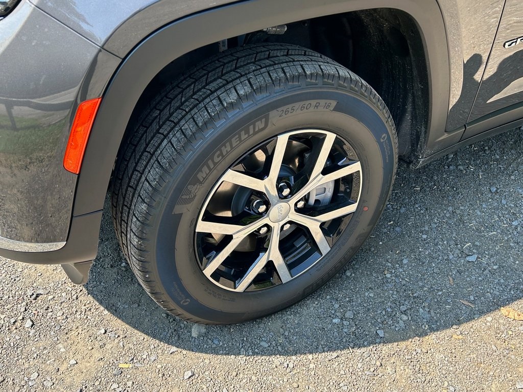 2025 Jeep Grand Cherokee Limited photo 3