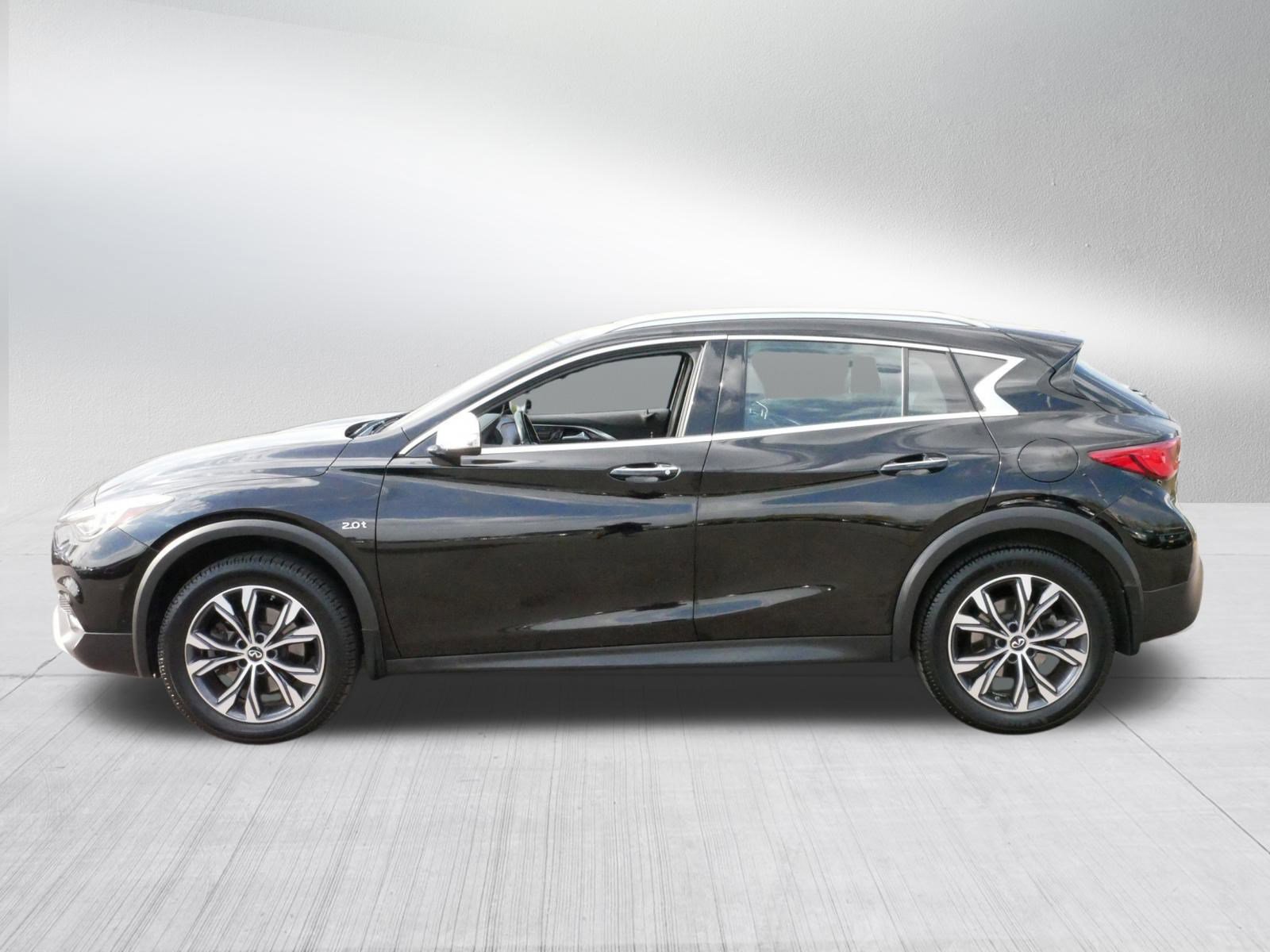 2017 Infiniti QX30 Premium photo 4