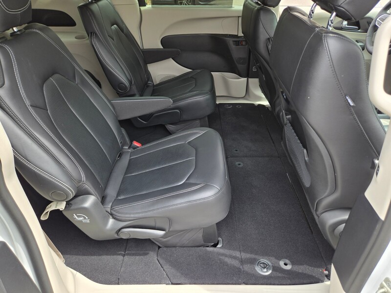 2022 Chrysler Pacifica Touring L photo 11