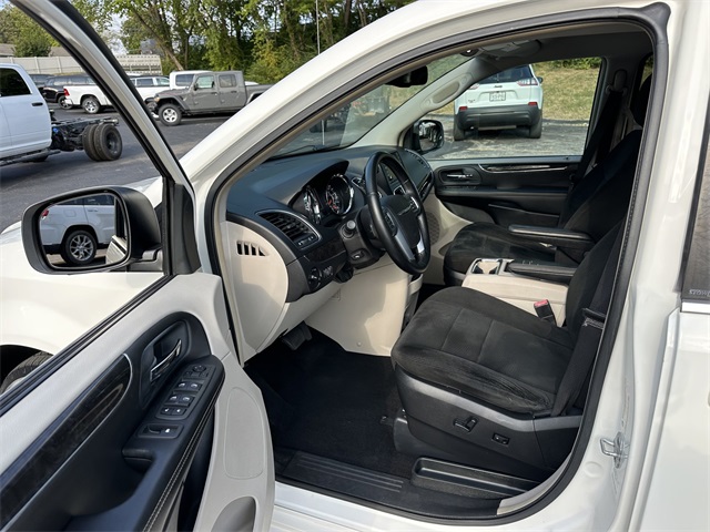 2012 Chrysler Town & Country Touring photo 29