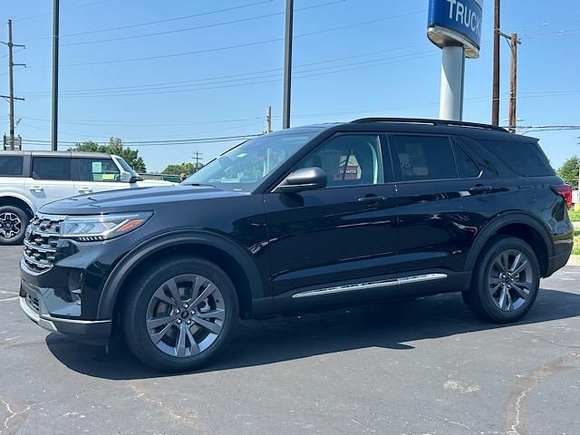 2025 Ford Explorer photo 2