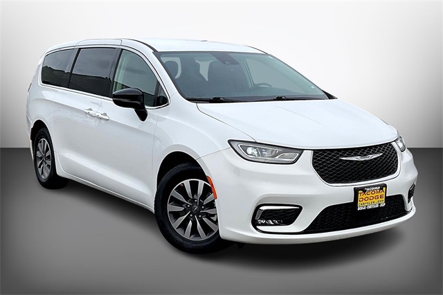 2024 Chrysler Pacifica PHEV Select's photo