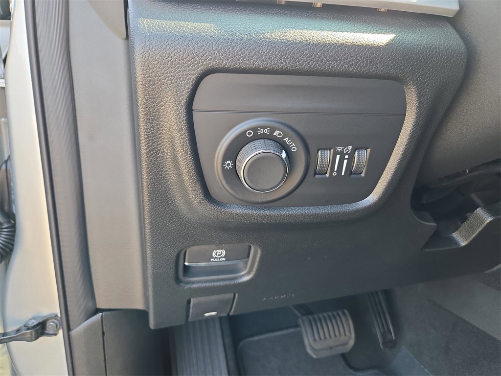 2025 Jeep Grand Cherokee Laredo X photo 12