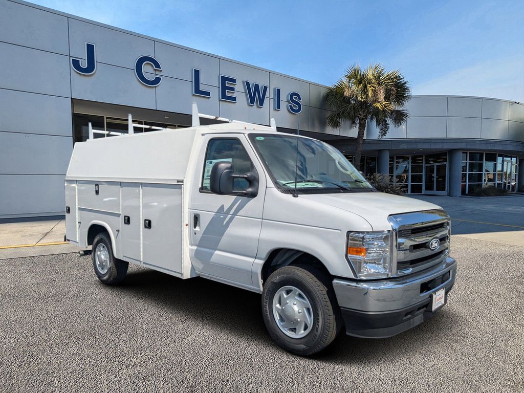2026 Ford E-Series Cutaway Base's photo