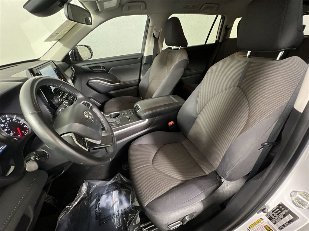 2022 Toyota Highlander LE photo 11