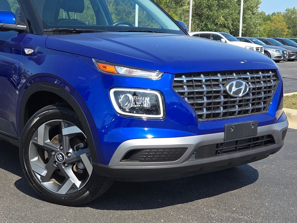 2024 Hyundai Venue Limited photo 2