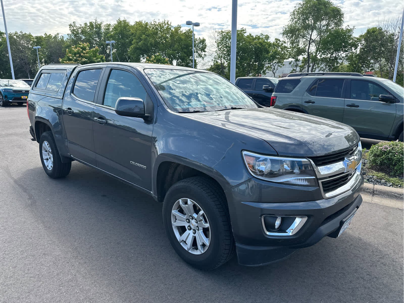 2017 Chevrolet Colorado LT photo 3